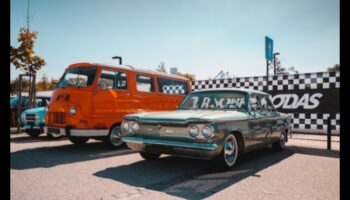 Drumuri retro: mașini clasice și frumusețea epocilor trecute