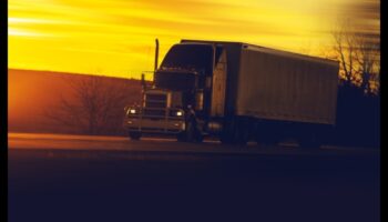 Primele linii de marfă: provocările și triumful transportului comercial de camioane